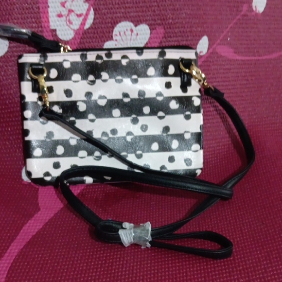 Besty Johnson - Picture 3 of 4